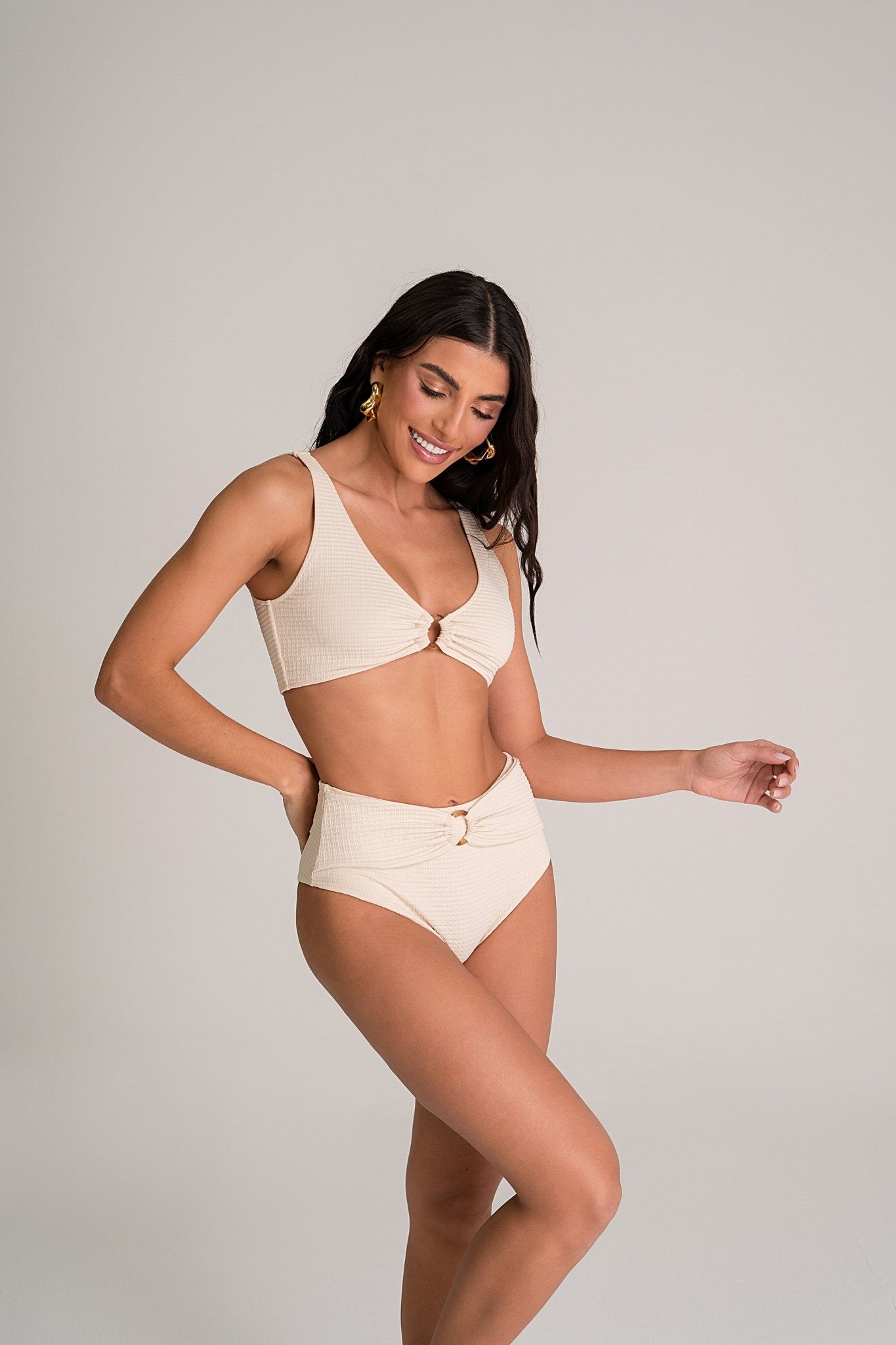 Biquíni Top Alça Larga E Calcinha Hot Pant Com Argola Bumbum Comportado Off White Texturizado MADAP25015 - MADALLOLA
