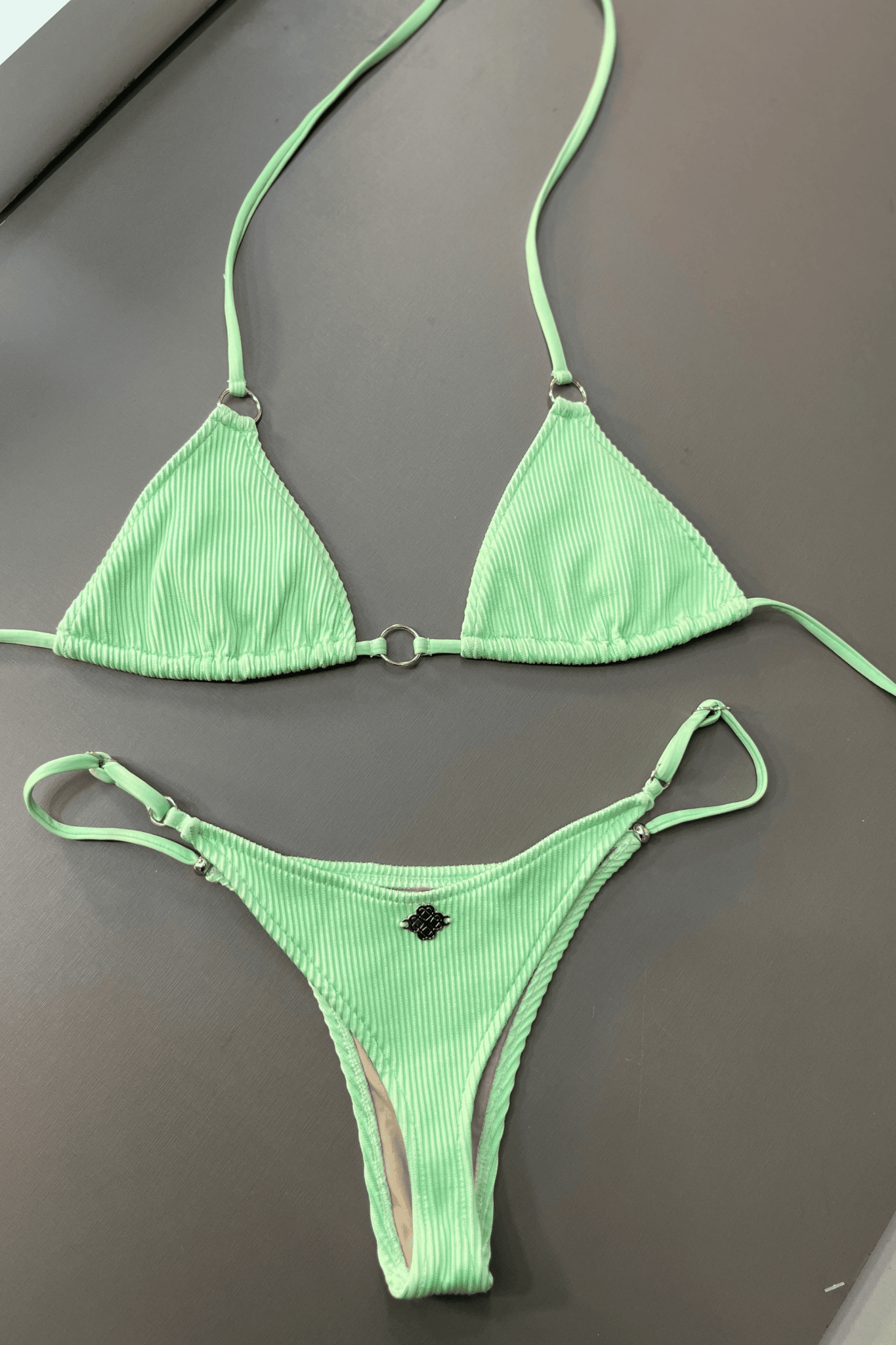 Biquíni Top Cortininha Argolas E Calcinha Fita Fio V Discreto Texturizado Verde 5027 - MADALLOLA