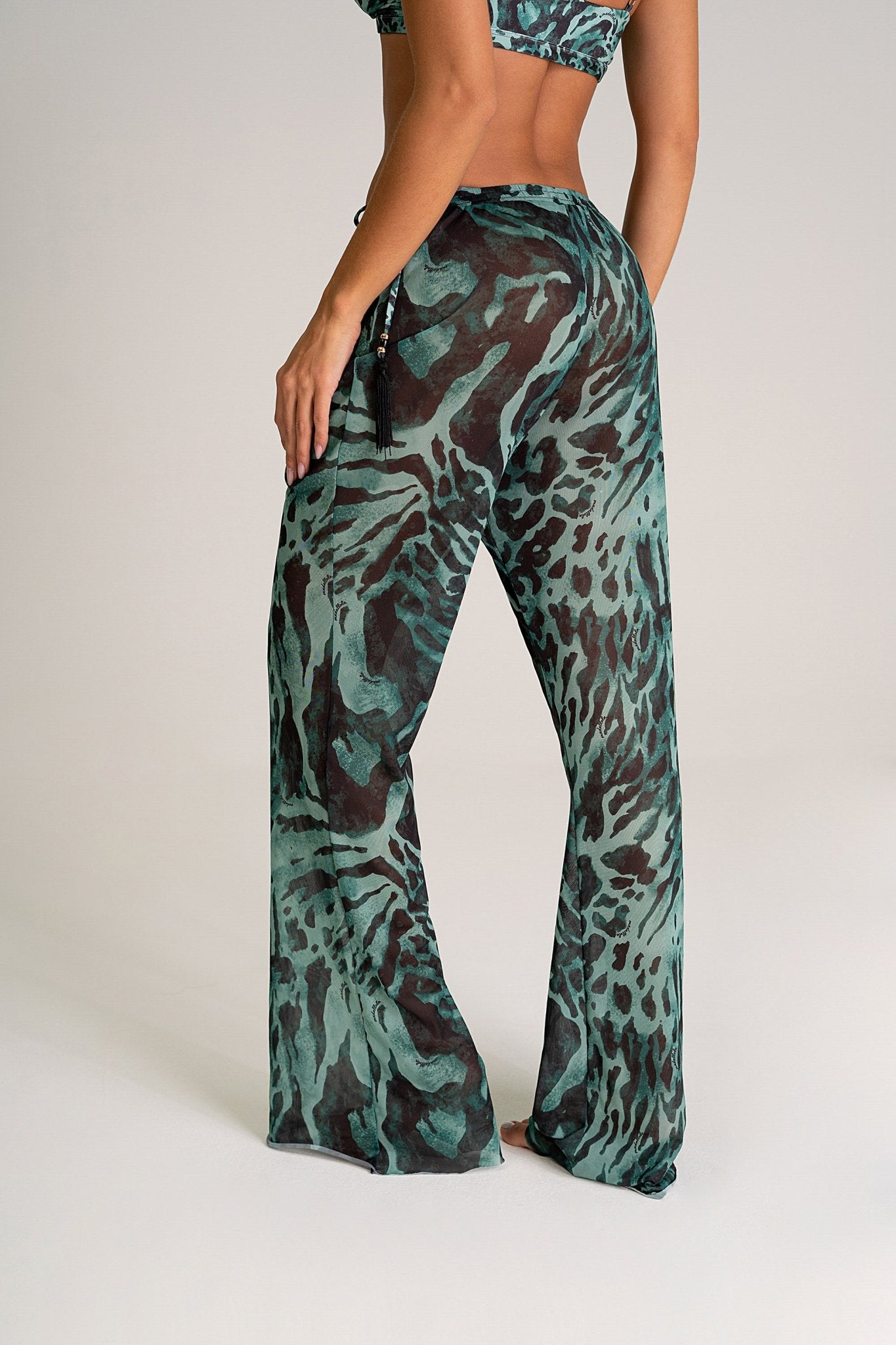 Calça Com Cós de Elástico Estampado Onça Verde MADAP25047 - MADALLOLA