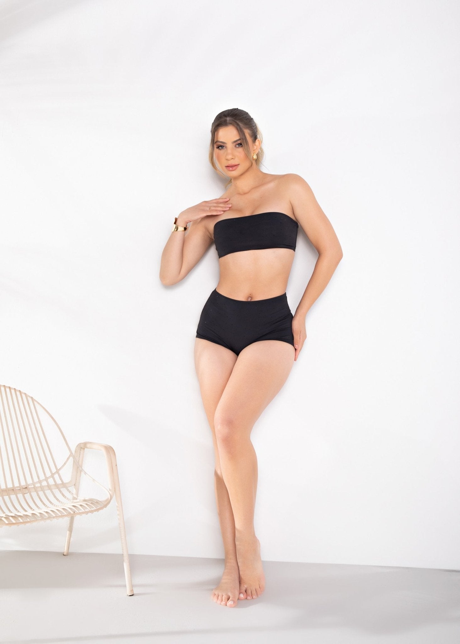 Conjunto Biquíni Top Faixa E Calcinha Hot Pants Preto Liso Com Aplicação de Termo Colante C015 - MADALLOLA