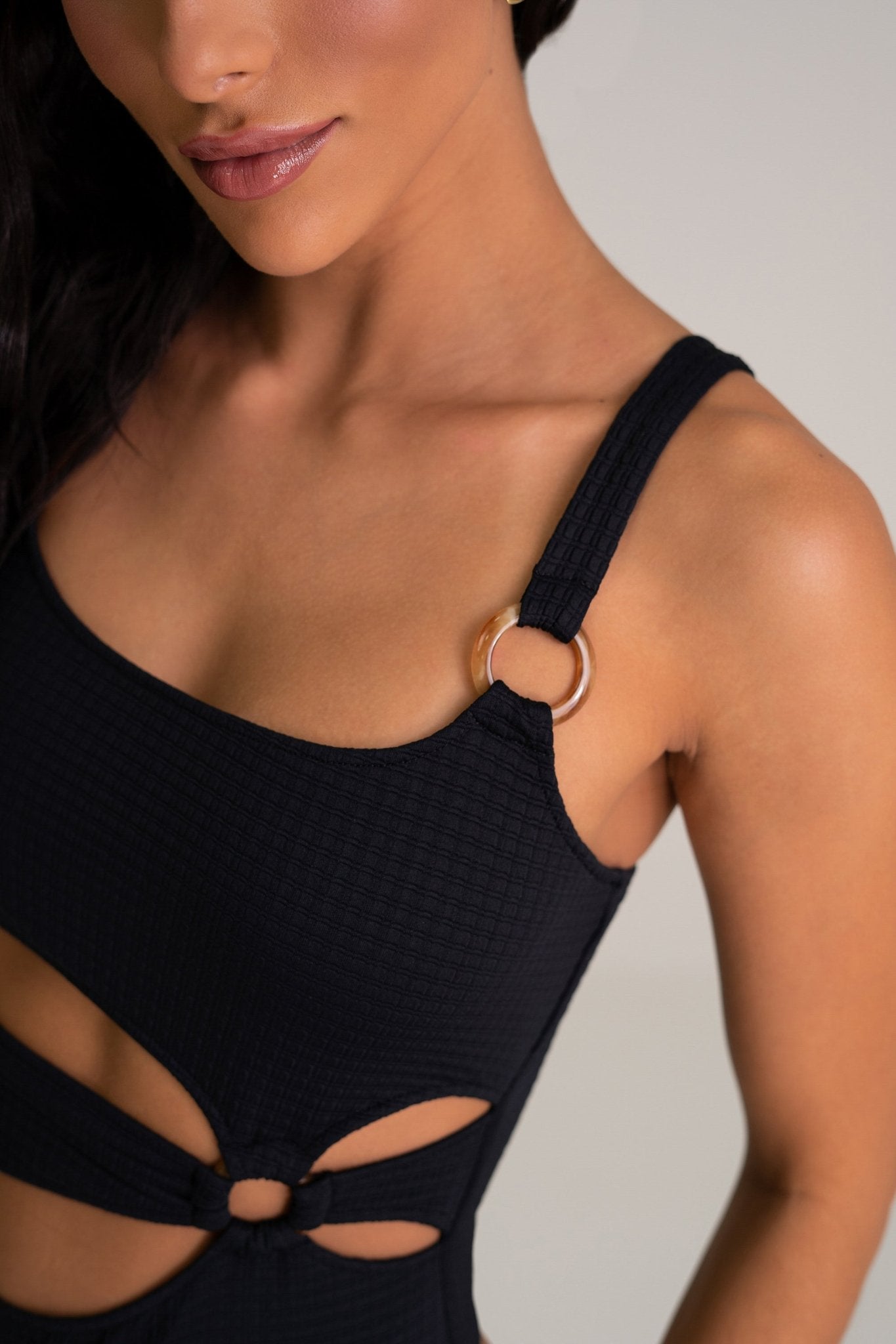 Maiô Alça Larga Com Argola Fio Discreto Preto Texturizado MADAP25014 - MADALLOLA