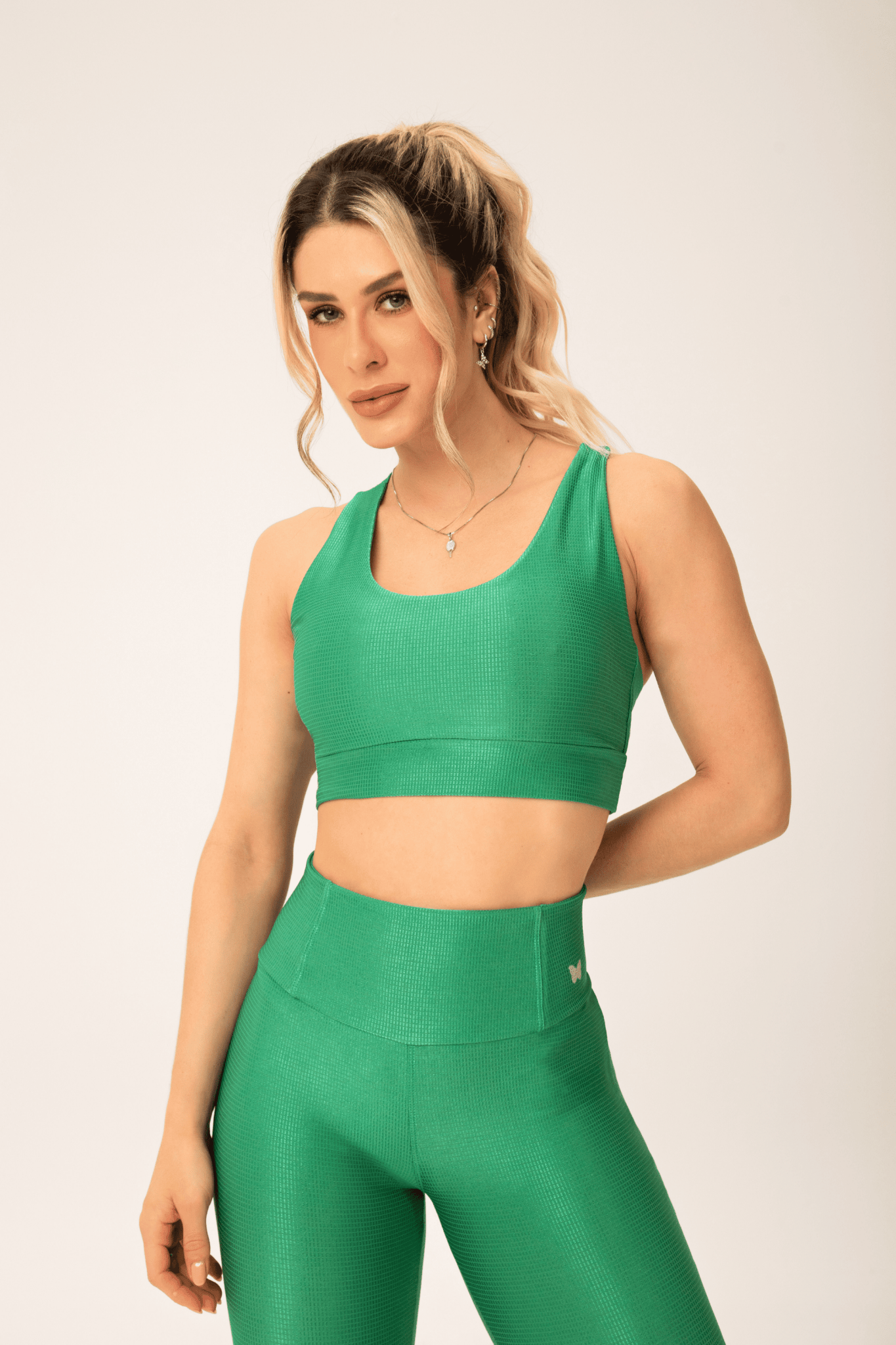 Top Costas Cruzadas Essentials Verde Texturizado MADAF250034 - MADALLOLA