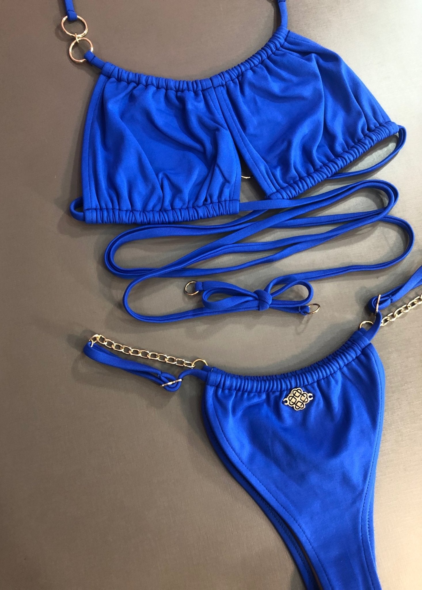 Biquíni Top Argolas Cortininha Roletê E Calcinha Corrente Sumô Azul Bic Liso 726 - Amanda Paggi - MADALLOLA