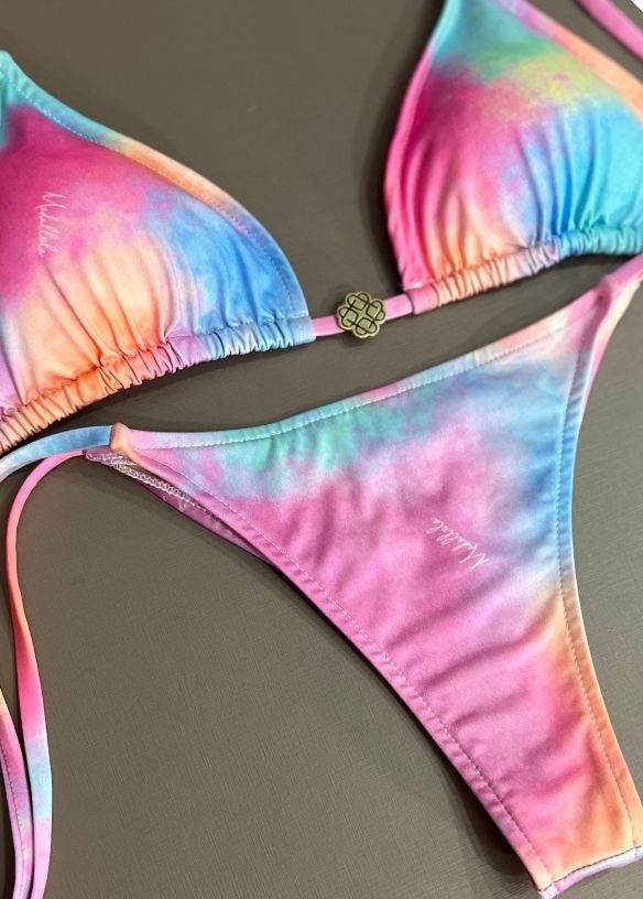 Biquíni Top Cortininha Roletê E Calcinha De Amarrar Fio V Discreto Tie Dye Colorido 807 - MADALLOLA