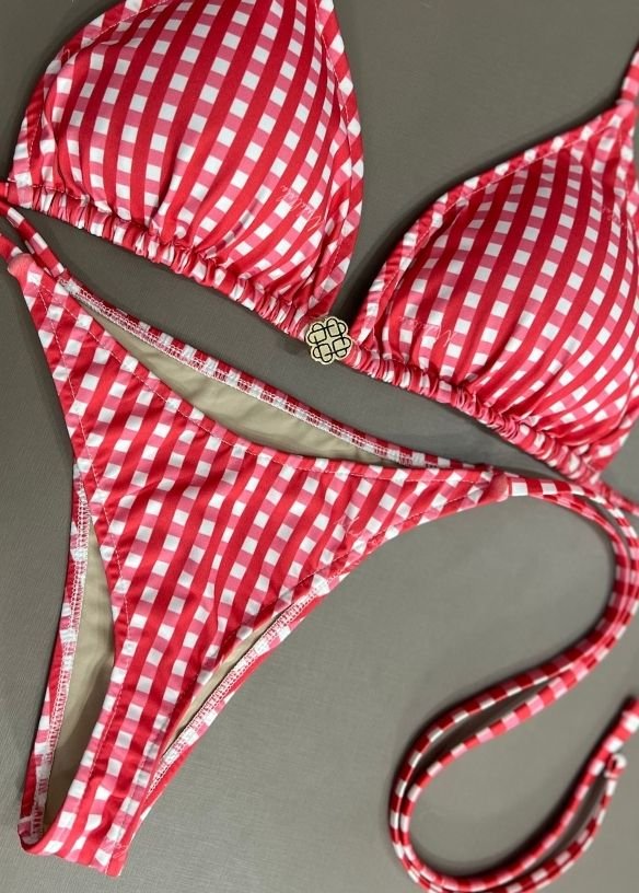 Biquíni Top Cortininha Roletê E Calcinha De Amarrar Fio V Discreto Xadrez Vermelho Com Off 804 - MADALLOLA