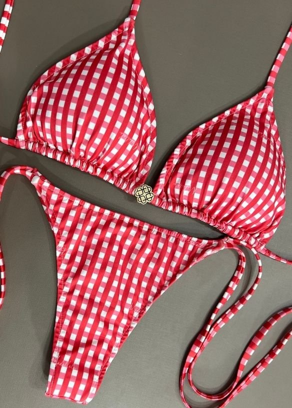 Biquíni Top Cortininha Roletê E Calcinha De Amarrar Fio V Discreto Xadrez Vermelho Com Off 804 - MADALLOLA